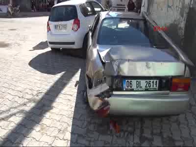 Yol kapatan PKK'lılar polisle çatıştı
