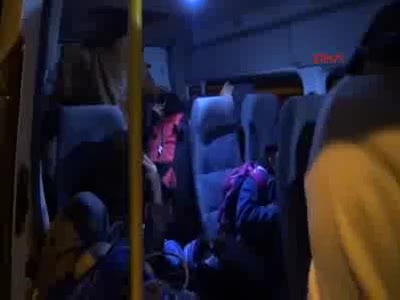 Suriyeli sığınmacılar, Yunanistan sınırına yürürken yakalandı