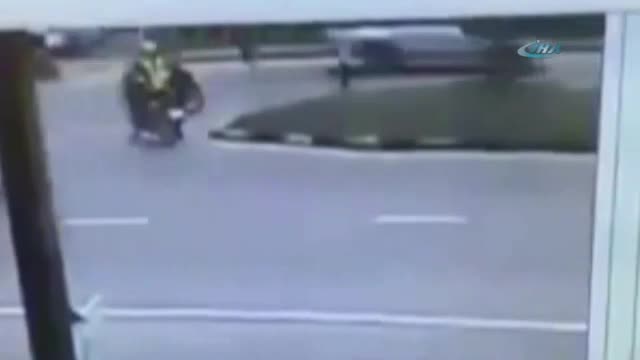 Motosikletli polis trafik terörü kurbanı oldu