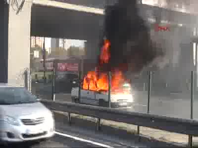 İstanbul'da otomobil alev alev yandı