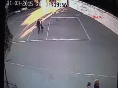 Kızını okula götüren babanın öldüğü kaza anı kamerada