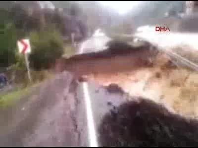 Yağışın yolaçtığı heyelanda ikinci katta toprak altında kaldı, 1 çocuk öldü