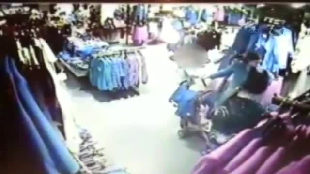 Önce kameralara ardından polise yakalandı