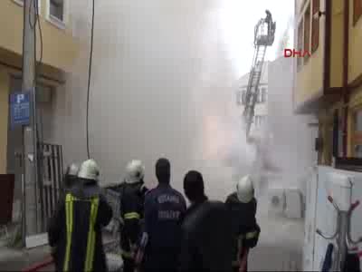 Doğalgaz borusunu patlatan iş makinası alevler arasında kaldı