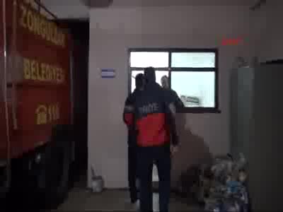 Otomobilin tampon bölümünde sıkışan çakal kurtarıldı
