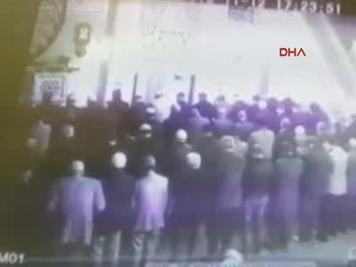 Camide imama bıçaklı saldırı güvenlik kamerasında