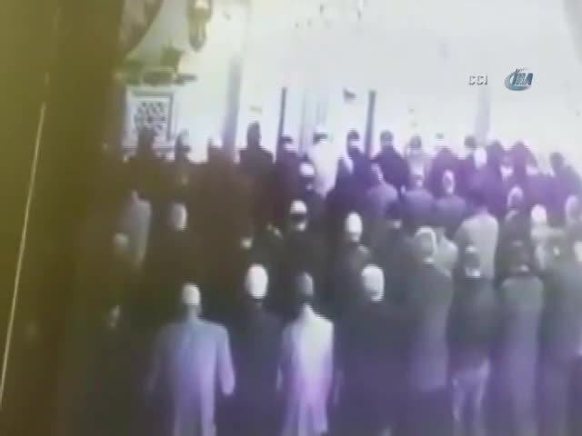 İmamın namazda bıçaklandığı anlar kamerada