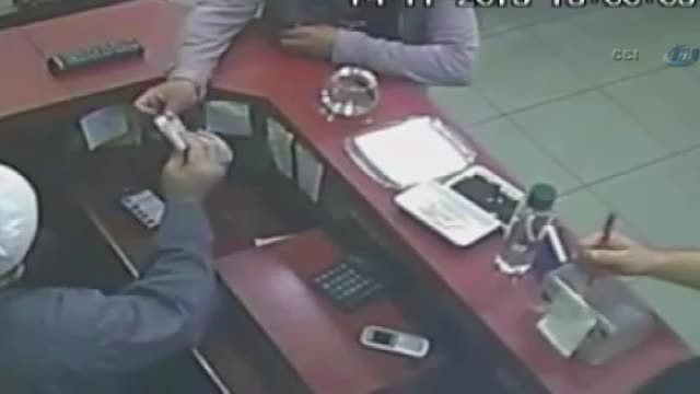 Tırnakçı kadın kamerada