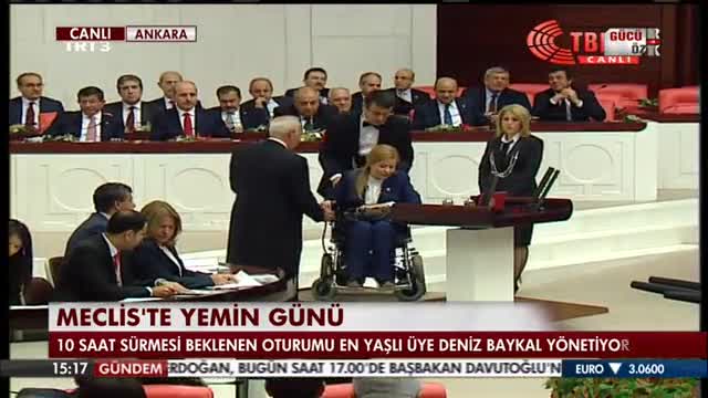 Bennur Karaburun Meclis'teki yemine Besmele ile basladı
