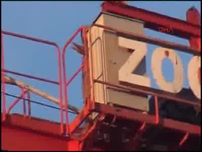 Maaşını alamayınca vincin üzerine çıktı