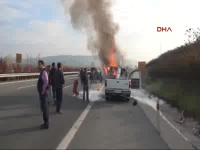 Bursa'da pikap alev alev yandı