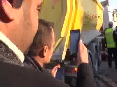 Kamyon altında kalan motosikletlinin cesedini görüntülemek için çabaladılar