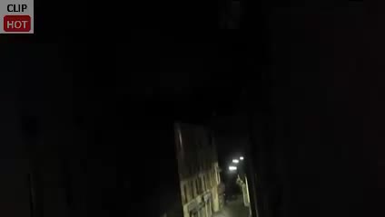 Paris'te canlı bombanın kendini patlatma anı kamerada