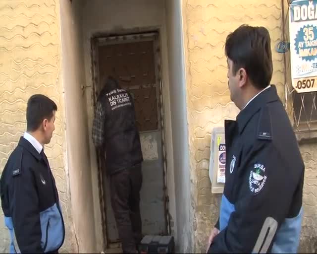Bursa'da yaşlı kadın çöp evi için kendini astı!