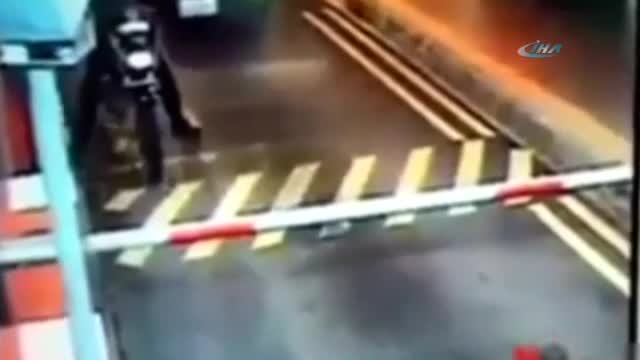 Kamyon motosikletli şahsı ezip geçti