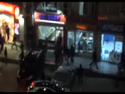 Gençlerin kavgasını polis ayırdı