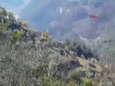 İki Rus savaş helikopterleri alçak uçuş yaparak düşürülen Rus uçağını aradı