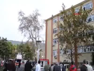 Bursa'da yardım alamadığını öne sürerek Kaymakamlık çatısına çıktı