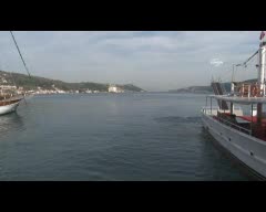 Karaya oturan gemi açıkta bekletiliyor