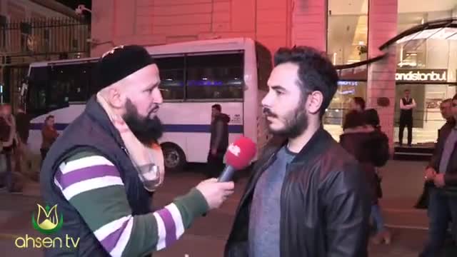 Muhabiri çileden çıkaran genç