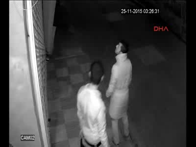 Elektrikli motosikleti çaldı, tanınmamak için başını örttü
