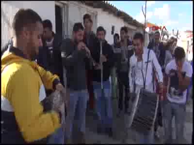 Kırmızı plaka naylon çadırda