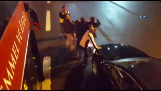 Saldırdığı şoförden dayak yiyince kendine geldi