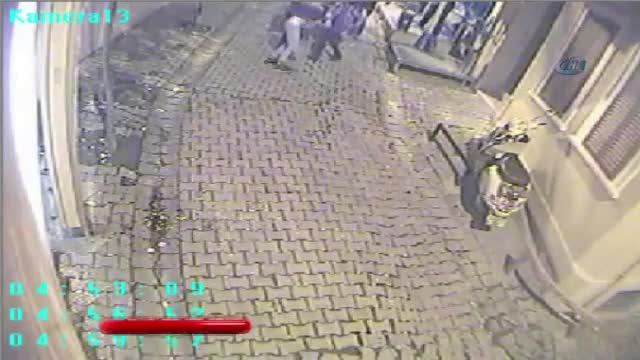 Ünlü rockçı Hayko Cepkin kadına böyle kafa attı