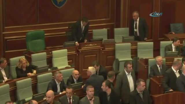 Kosova Meclisi'nde bir gazlı eylem daha!