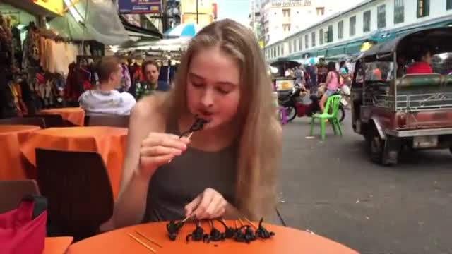 Akrepleri fındık fıstık gibi yedi