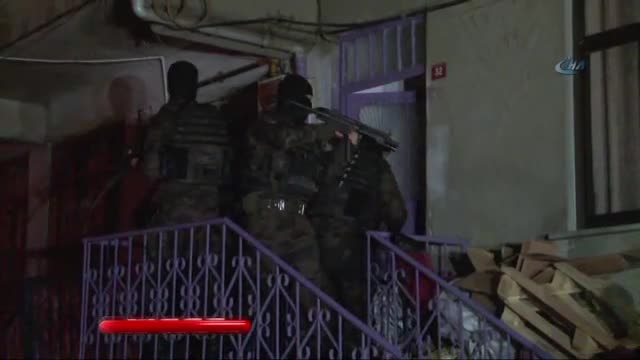 Polisleri hırsız sanınca 'imdat polis' diye balkona fırladı