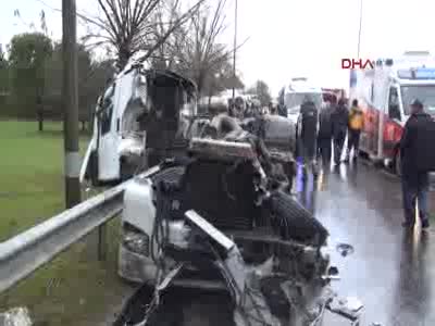 TIR, yolcu otobüsüne çarptı; 28 yaralı