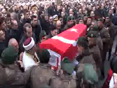 Şehit polis arkadaşlarının omzunda son yolculuğuna uğurlandı