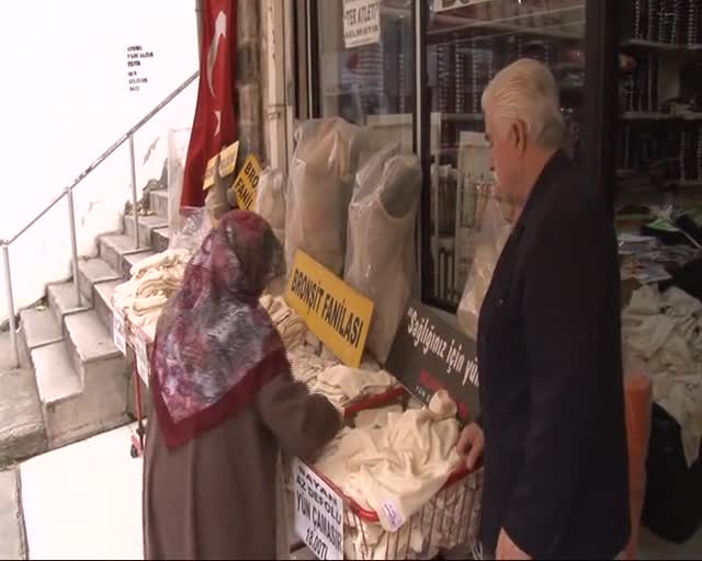 Bursa'da kar kapıya dayanınca vatandaşlar yün iç çamaşırlarına hücum etti