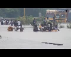 Yolcu dolu otobüsün sel suları ile mücadelesi kamerada