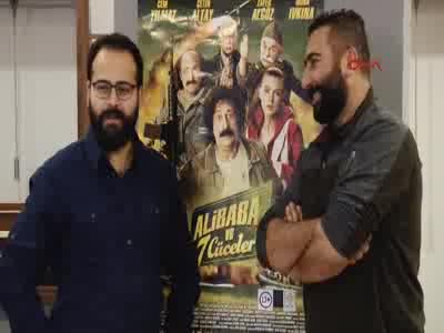 'Fazla gülmekten' karakolluk oldular