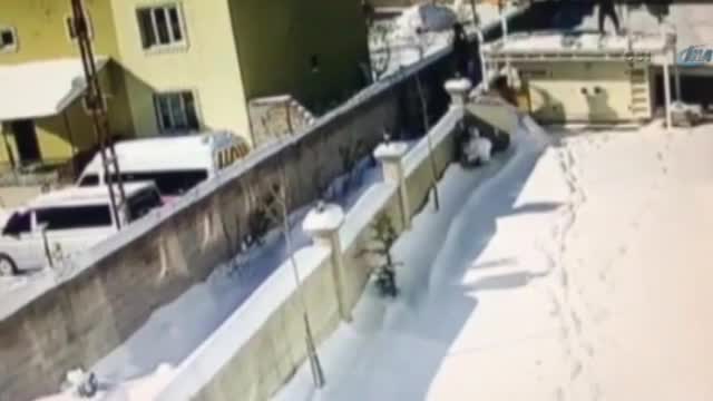 Çatıdan öyle bir düştü ki... O anlar kamerada