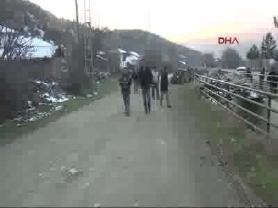 Cep telefonuyla konuşmak için minareye çıkıyorlar