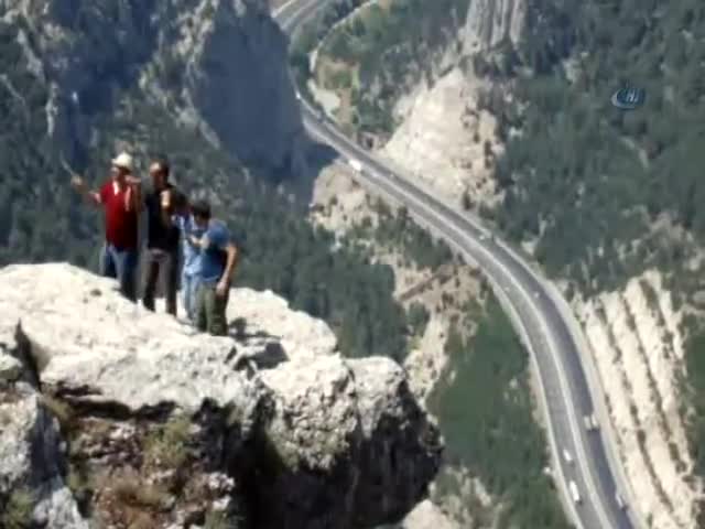 Uçurumun kenarında halay çeken 4 kafadar bulundu