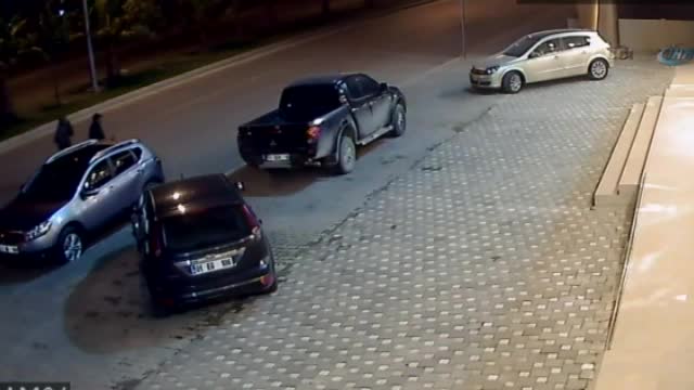 Buji ile cam patlatan hırsızlar kamerada
