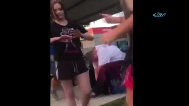 Geç kız engelli adamı yumruklayarak bayılttı