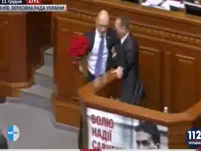 Ukrayna'da bir vekil Başbakan'ı kucaklayarak kürsüden indirmeye kalktı