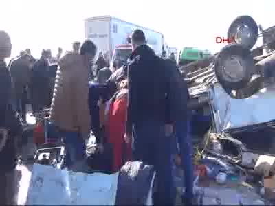 Van'da trafik faciası: 11 ölü, 6 yaralı