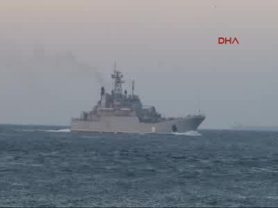 Rus savaş gemisi İstanbul Boğazı'nda