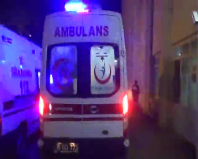 Bursa'da erkek arkadaşıyla tartışan genç kız boğazını kesti!