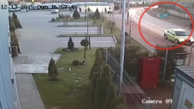 Bu kez yaya arabaya çarptı!