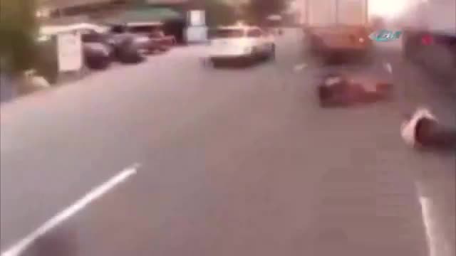 Motosiklet kamyonları geçerken devrildi