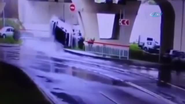 Otomobil aşağı uçtu: Burunları bile kanamadı