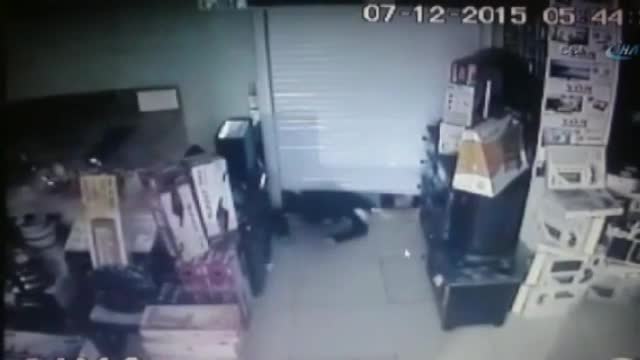 Bir dakikada 40 bin TL'lik telefon çaldılar