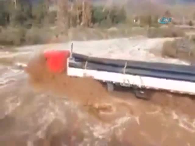 Dev TIR, sel sularının içinden böyle geçti